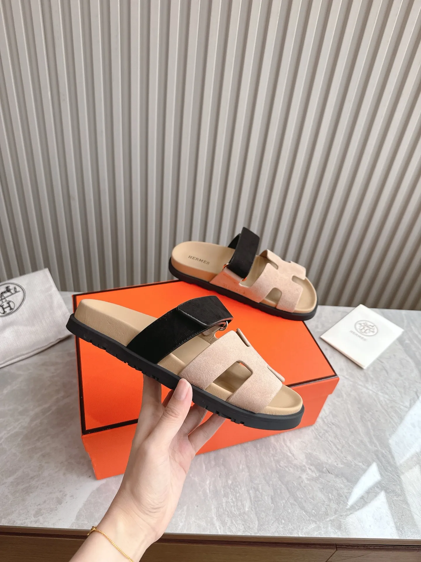 p480🐮🐮Couple model (top version) H family 2024 spring and summer new style HERMES Hermes' recently popular couple model pig nose angle sandals and slippers, paired with various colorful socks, popular. Upper: imported original deerskin (the genuine leather edging is not ordinary super migration). Lining: imported genuine leather. Outsole: Tpu non-slip and wear-resistant outsole. Size: Female 35-42 (40/42 non-returnable and non-exchangeable) Male size: 39-45 (45 non-refundable and non-exchangeable)